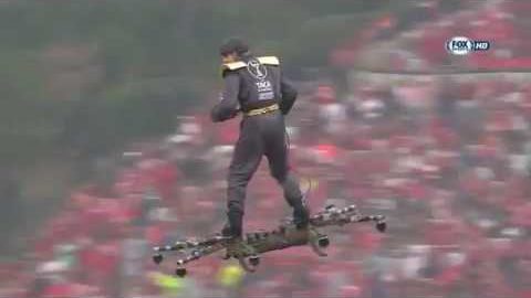 Wie man stehend auf einer Drohne durch die Gegend fliegt