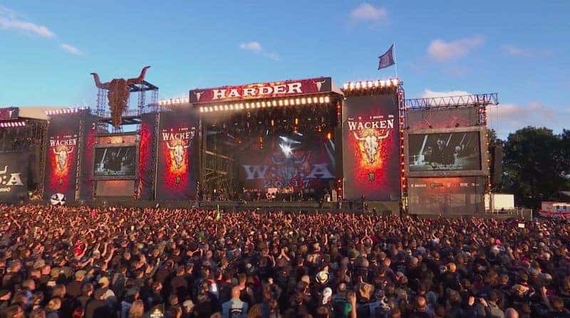 No Wacken without Lemmy! Audience sings along with Motörhead's "Heroes" cover