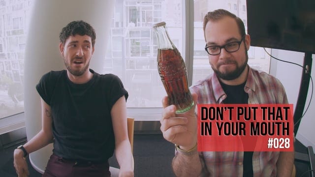 Eine Flasche Coca-Cola aus dem Jahr 1956 trinken