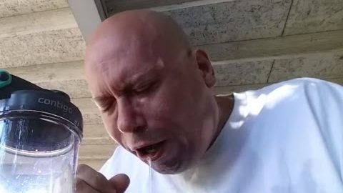 Die schärfste Chili der Welt, geraucht in einem Bong