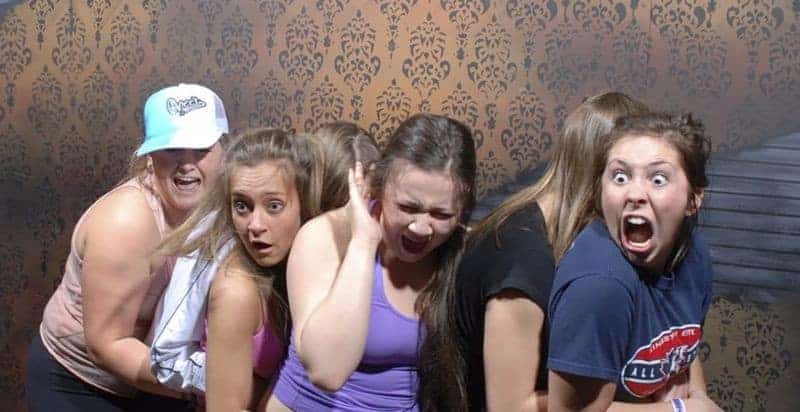 Die geschockten Besucher der Nightmares Fear Factory in Kanada
