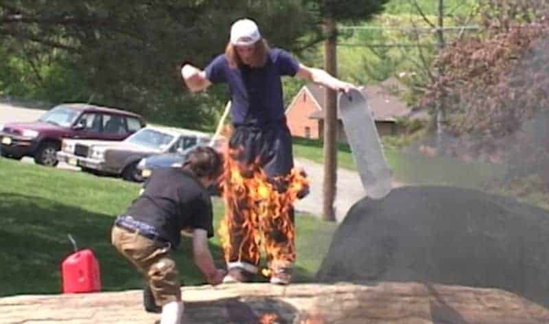 Skater setzt sich selbst in Brand – und verliert die Kontrolle