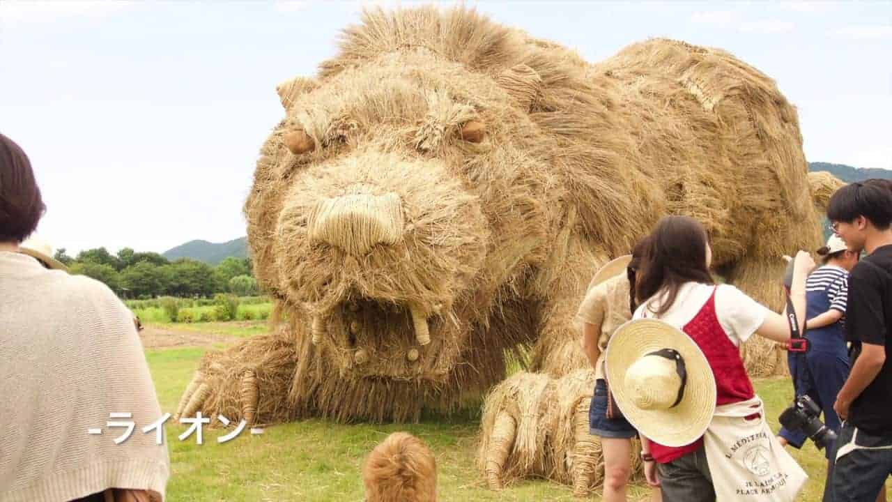 Wie beim japanischen Wara Art Festival aus Stroh Tiere werden