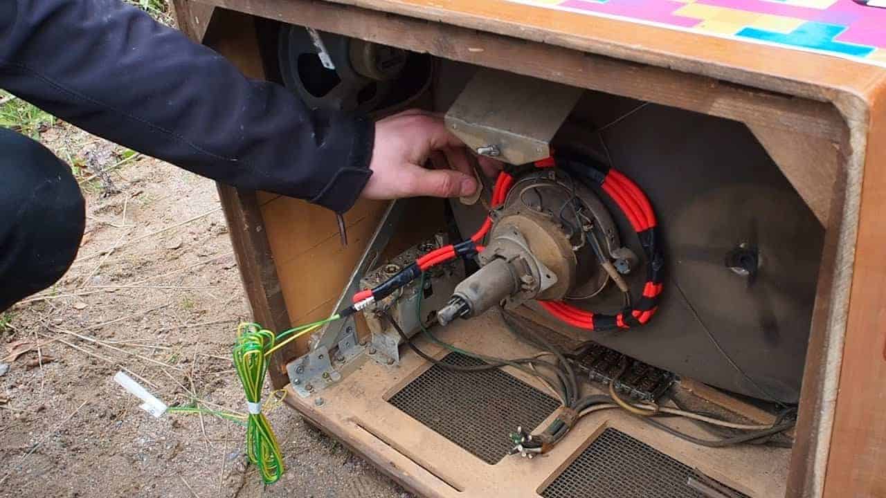 Explodierender Röhrenfernseher in Zeitlupe