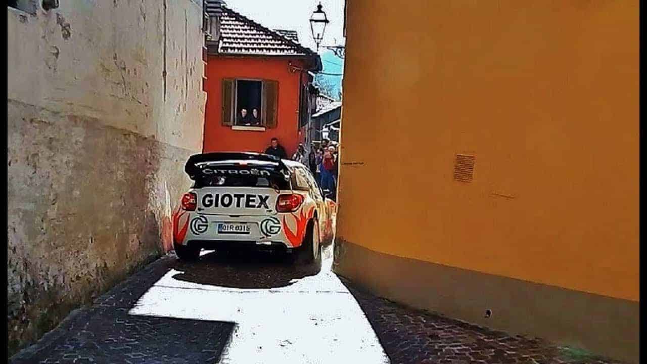 Halsbrecherische Rallyefahrt durch enge Gassen