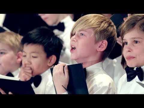 Deški zbor jede čilije in poje božične pesmi