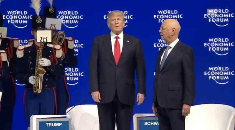 Quando Donald Trump marcha para Davos, a banda de metais toca a "Marcha Imperial"