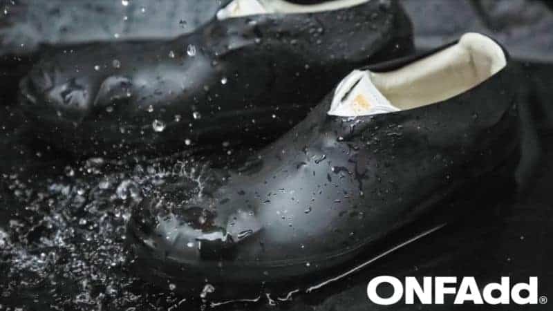 Yağmur Çorapları: Spor ayakkabılarınızı kuru tutmak için galoşların dönüşü