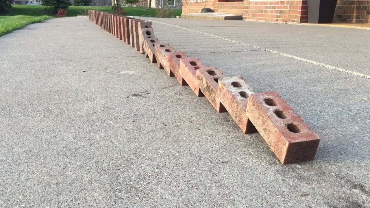 Double Domino mit Ziegelsteinen