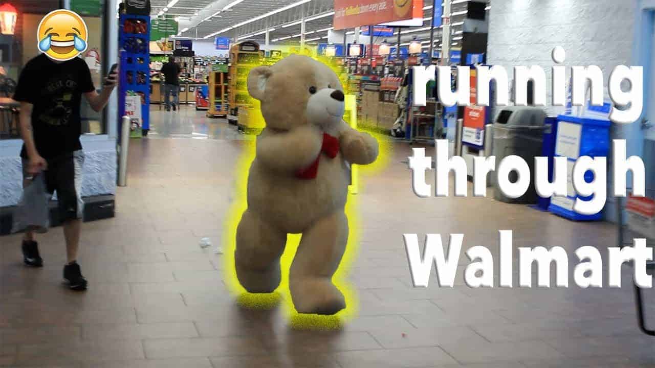 Als gigantischer Plüschteddy einkaufen gehen