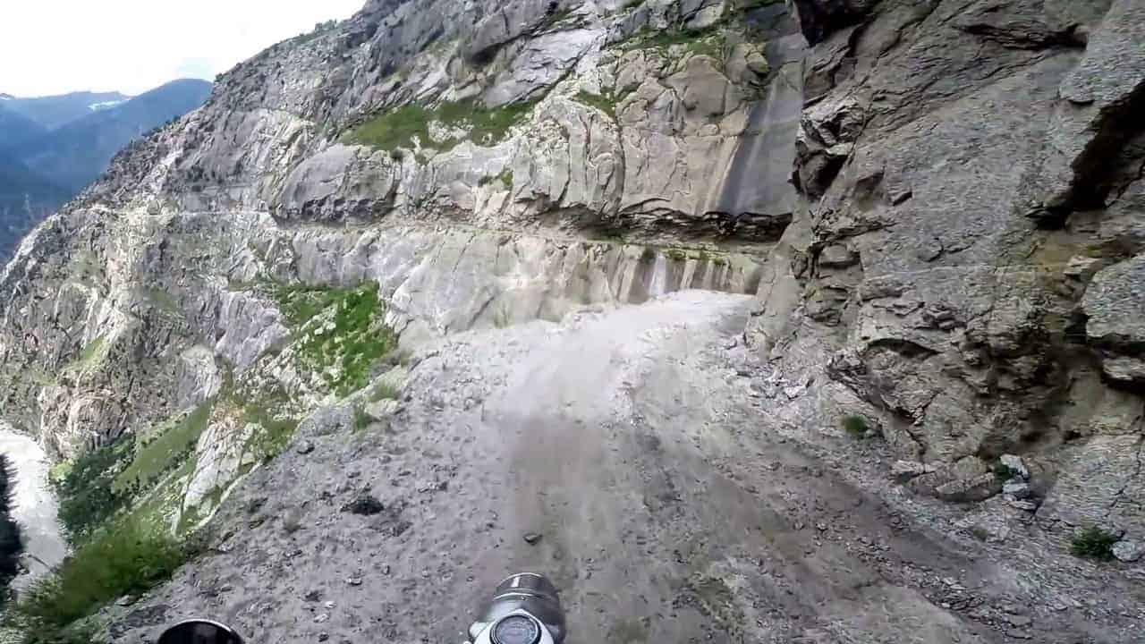 Eine Motorradtour am Abgrund