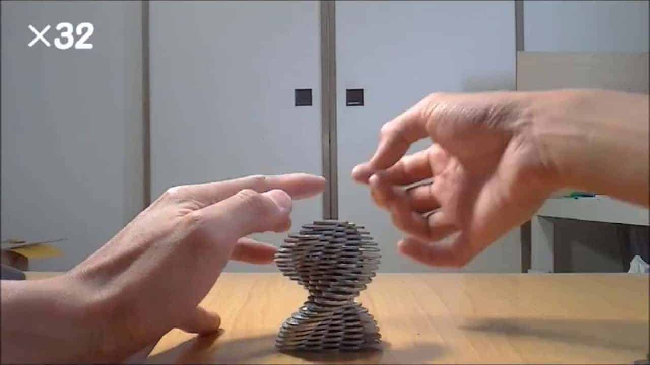 Geld zählen als Kunstform: Die Münzenstapelkunst von Tanu