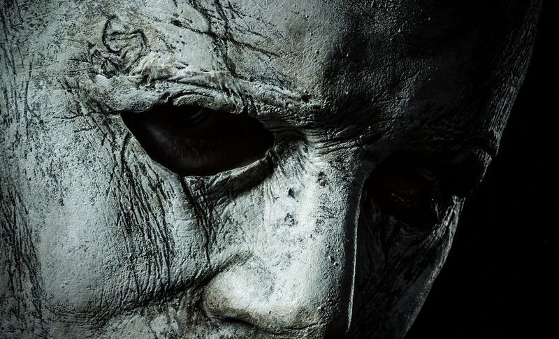 Plakat zapowiadający Halloween 2018: Nowa twarz Michaela Myersa