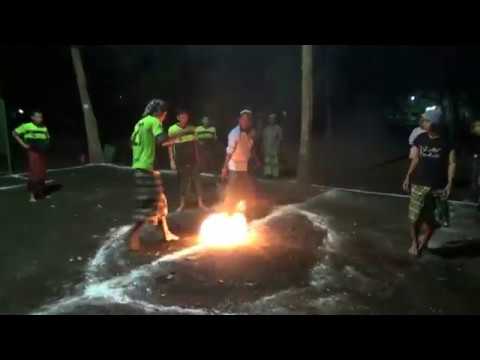 In Indien spielt man Fussball mit brennenden Bällen