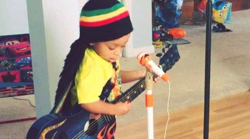 malý chlapec jménem Myles Kingston zpíval píseň Boba Marleyho „Get Up Stand Up“