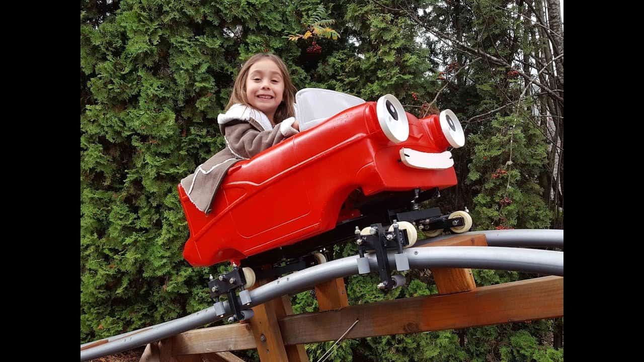 Red Racer Hinterhof Achterbahn