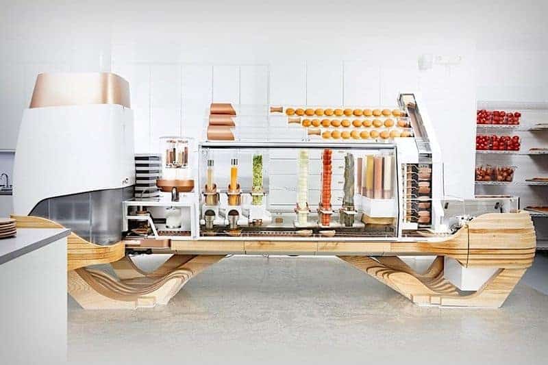Roboto kuiras hamburgerojn en komenca restoracio Creator