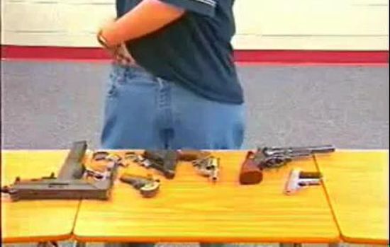 Ropa holgada: el niño saca 10-15 pistolas de sus jeans