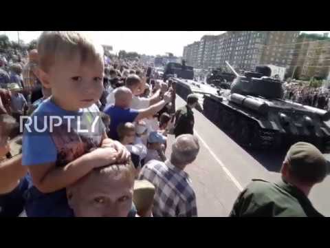 In Kursk ist während einer Militärparade ein Panzer vom Lastwagen gefallen