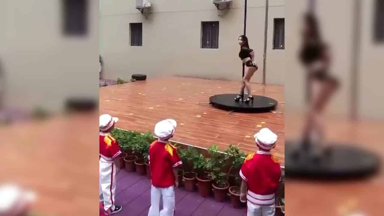 Pole dance per l'apertura di una scuola materna cinese