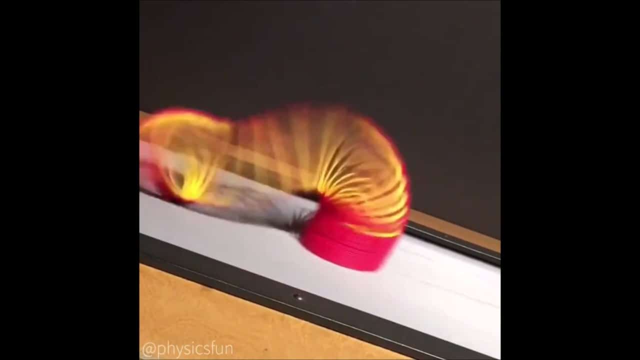 ein slinky auf dem laufband zu s