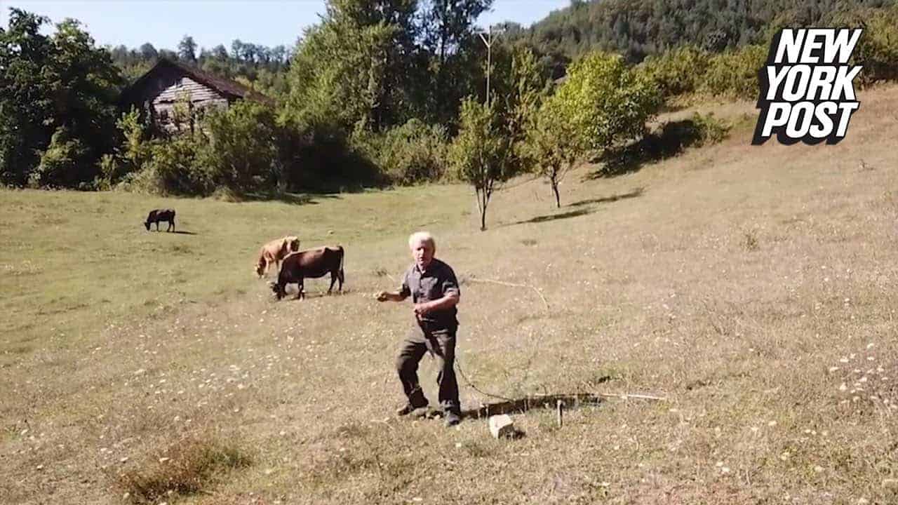 Erschrockener Landwirt versucht, fliegende Drohne mit dem Lasso zu fangen