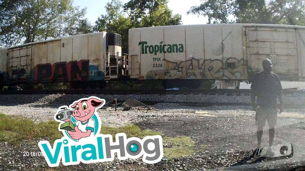 Güterzug halbiert LKW-Anhänger