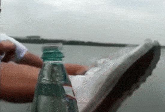Wie man mit einem Kick eine Flasche öffnet