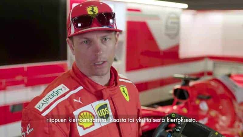 Kimi Räikkönen nám vysvětluje volant Ferrari Formule 1