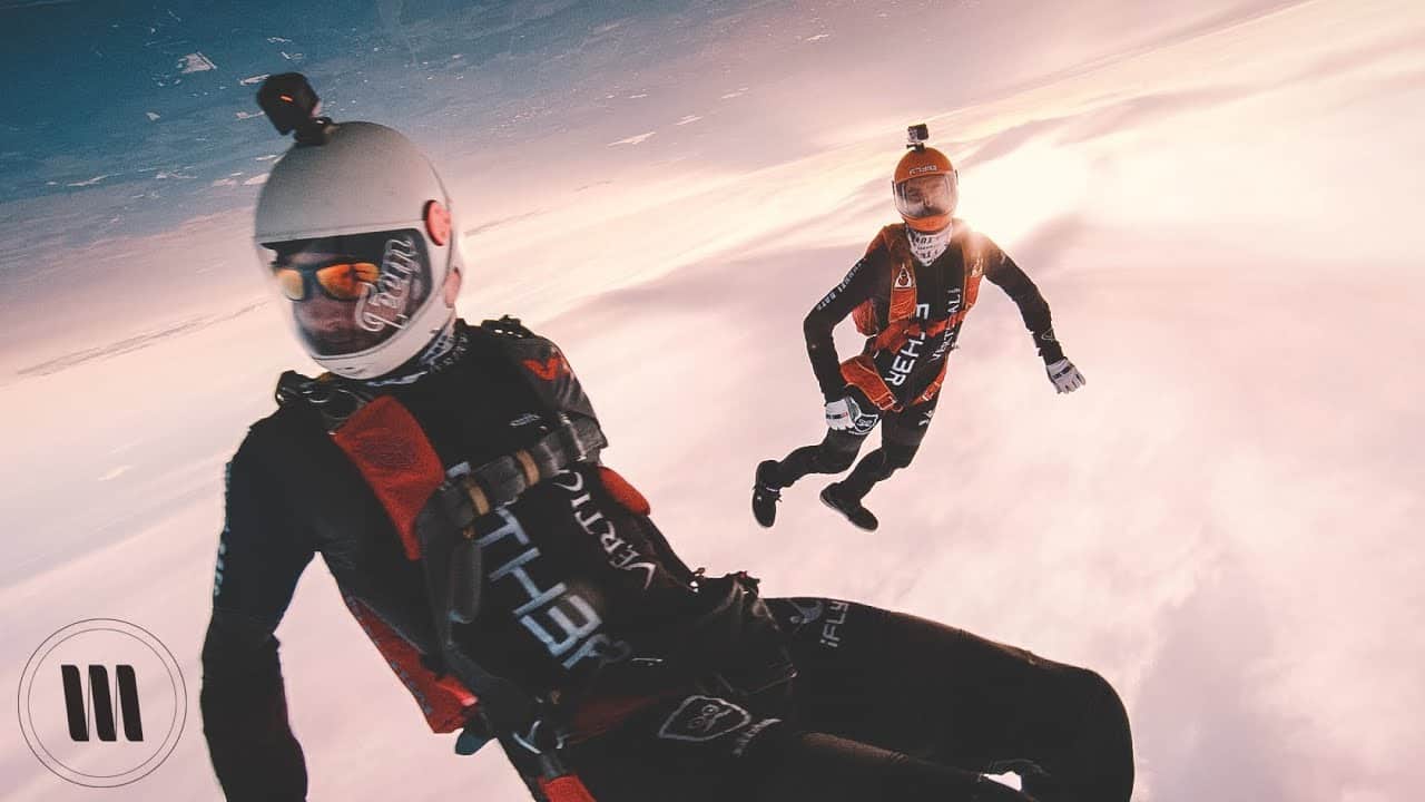 Skydiving in den Sonnenuntergang