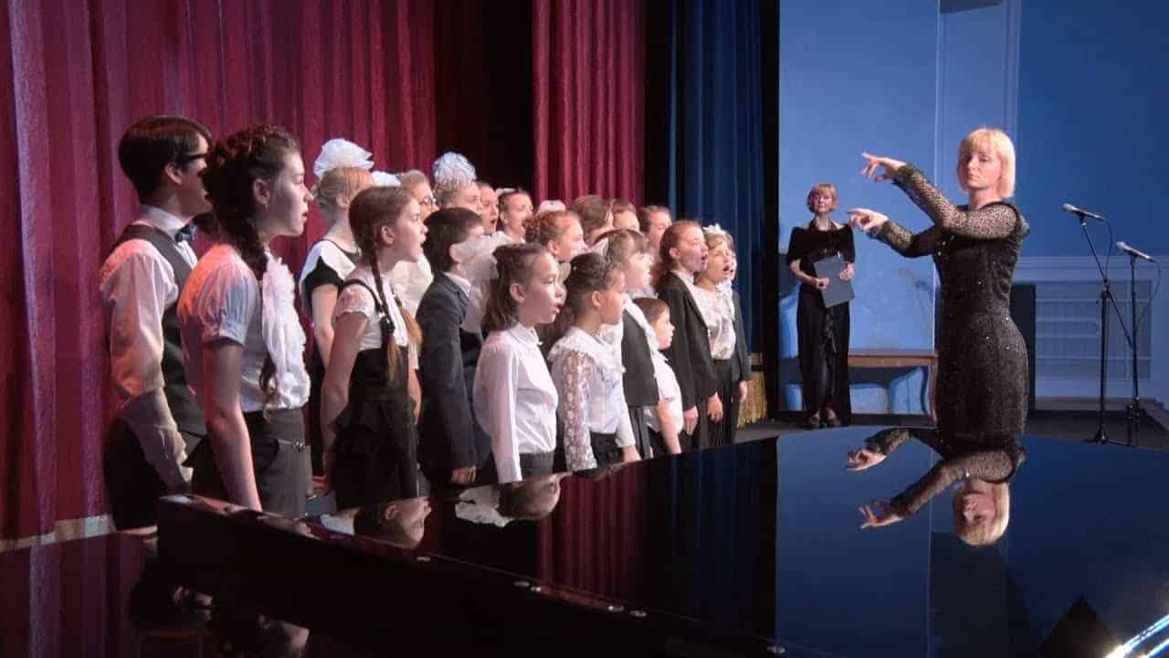 Russischer Kinderchor singt "Mutter" von Rammstein