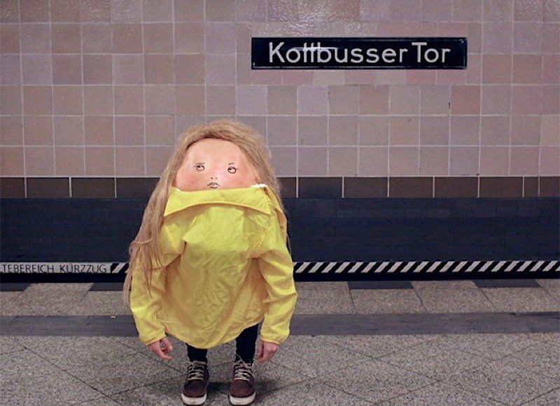 Secret Friends: Gesichter auf nackten Rücken