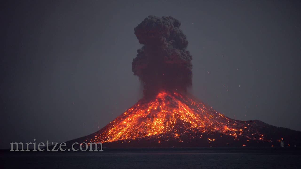 Krakatoa 's nachts: bekijk 's nachts een vulkaan die vuur spuwt