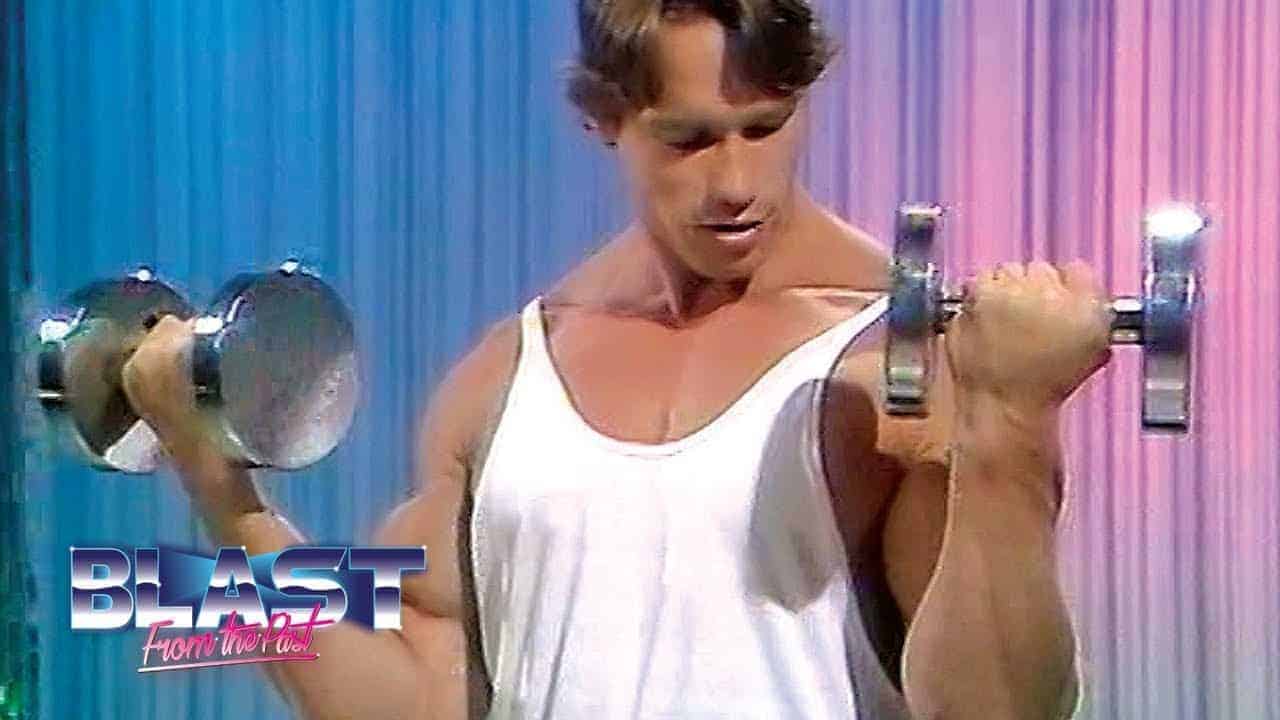 Arnold Schwarzenegger zeigt schmächtigen Talk Show Moderator, wie man trainiert
