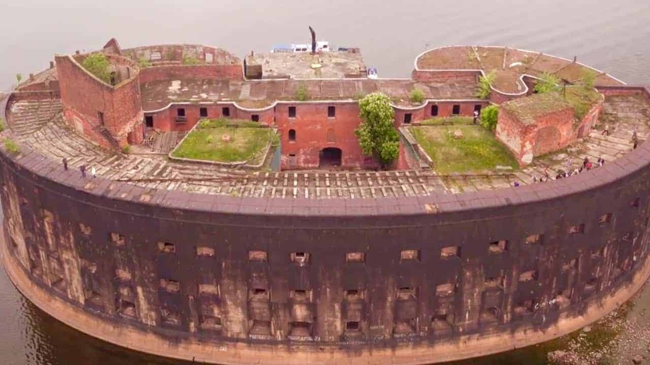 Het verlaten Fort Alexander voor Sint-Petersburg gezien vanaf een drone