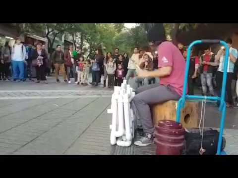Strassenmusiker spielt Techno auf Wasserrohren