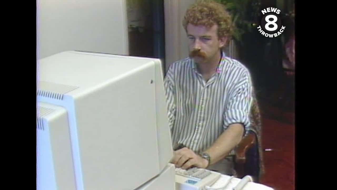 Weihnachtsshopping am Computer im Jahr 1986