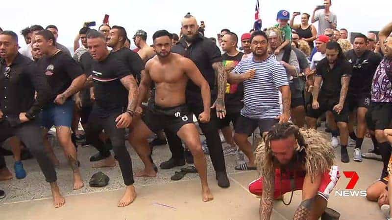 Nieuw-Zeelandse motorrijders voeren de Haka-dans uit ter ere van de slachtoffers van Christchurch