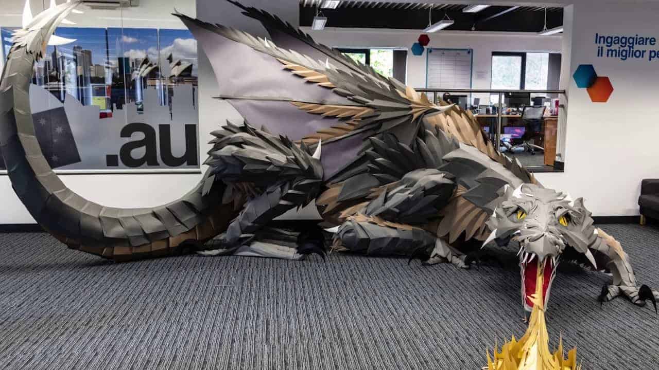 Game of Thrones: Lebensgrosser Papierdrache im Büro