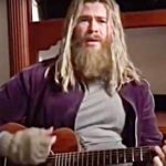 Chris Hemsworth: Fat Thor plays "Hurt" from the Nine Inch Nails