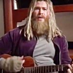 Chris Hemsworth: Dicker Thor spielt "Hurt" von den Nine Inch Nails