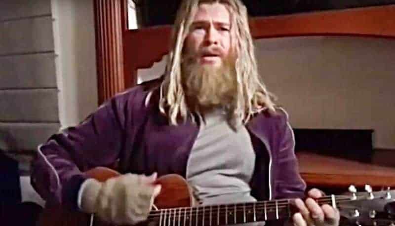 Chris Hemsworth: Dicker Thor spielt «Hurt» von den Nine Inch Nails