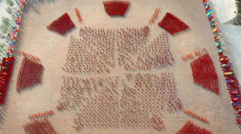 10,000 people perform Kung Fu in changing formation
