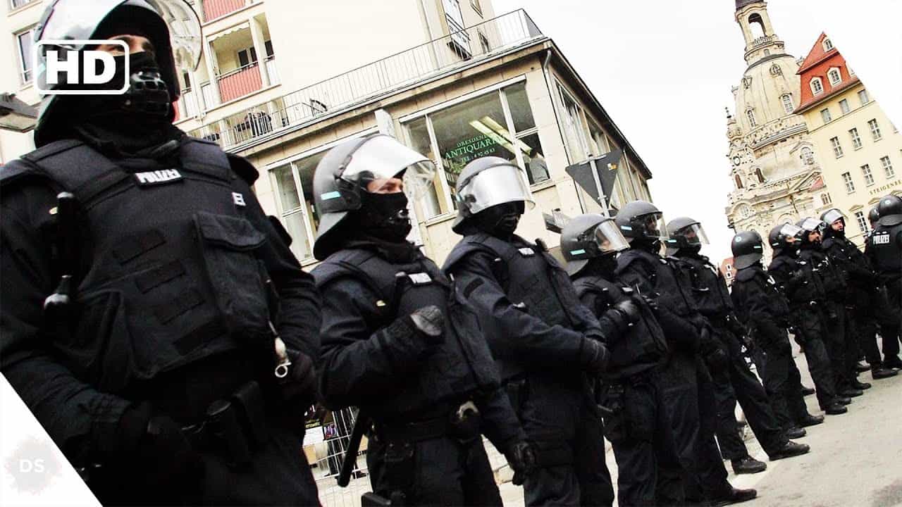 Staatsfeinde in Uniform: Rechte bei der Polizei und der Bundeswehr