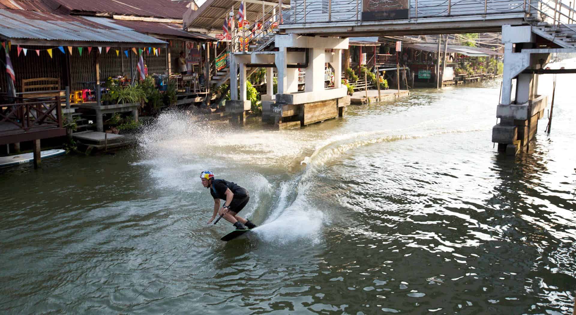 Wakeboarding Bangkokin kelluvien markkinoiden läpi Dominik Gührsin kanssa