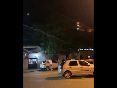Wie man eine Strassenparty beendet, indem man mit einer Drohne Feuerwerk auf die Party schiesst