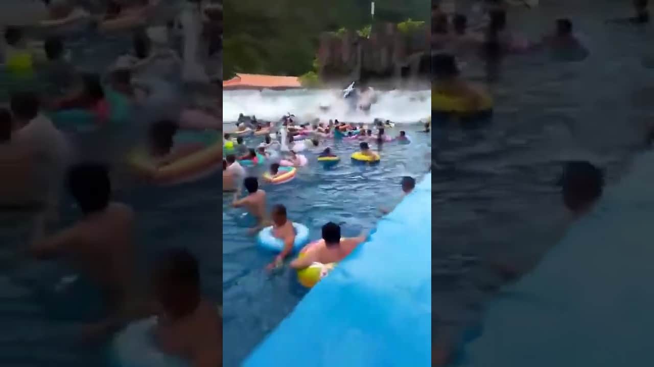 Tsunami im Wellenbad: Stromausfall sorgt für Riesenwelle