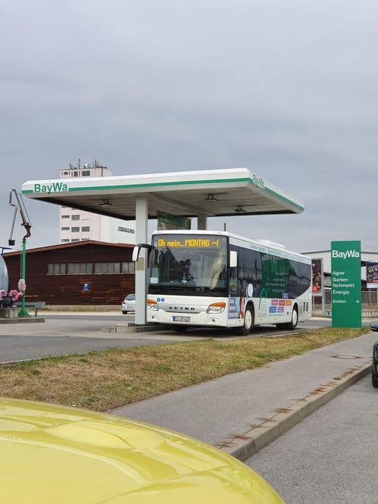 Wir fahren mit dem Bus in den Montag