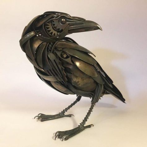 Escultura de metal de um corvo por Matt Wilson