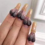 A última moda em design de unhas: dedos de salsicha